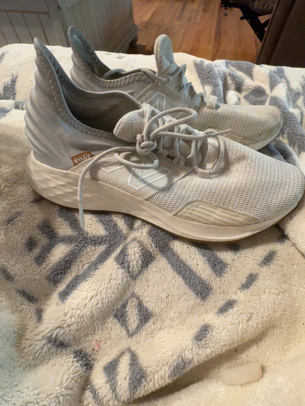 New Balance Light Gray Knit Fresh Foam Sneakers Women’s size 11